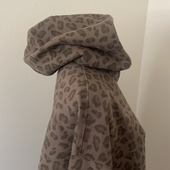 (NWT) Abercrombie & Fitch Men’s Essential Popover Hoodie Animal Print, Medium - Picture 9 of 16